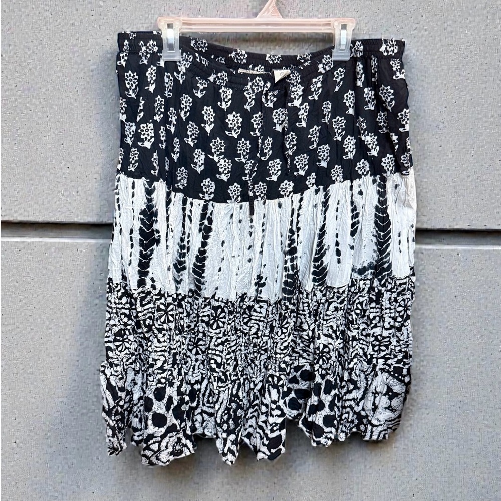 Life Style Chic Black and White Patterned A-Line Skirt